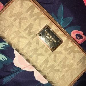 Michael Kors Authentic wallet